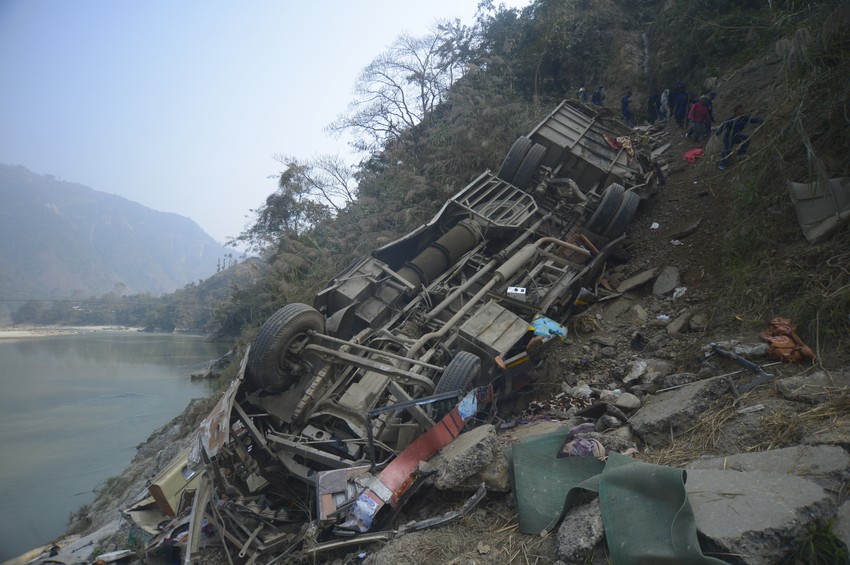 Autobus pao u reku u Nepalu