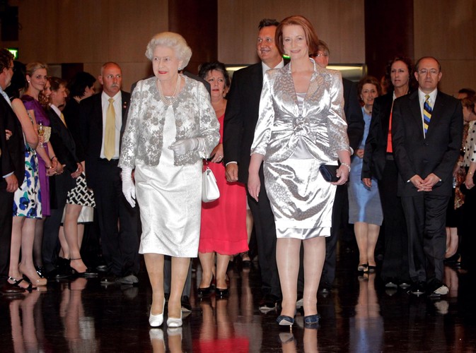 Elżbieta II i premier Australii Julia Gillard w parlamencie