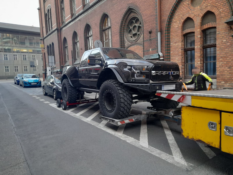 Trzy godziny straż miejska odholowywała pickupa. Lawety okazały się za wąskie 