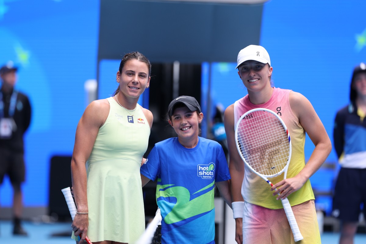 Iga Świątek (P) i Amerykanka Emma Navarro (L) pozują do zdjęcia przed meczem ćwierćfinałowym singla podczas wielkoszlemowego turnieju tenisowego Australian Open w Melbourne