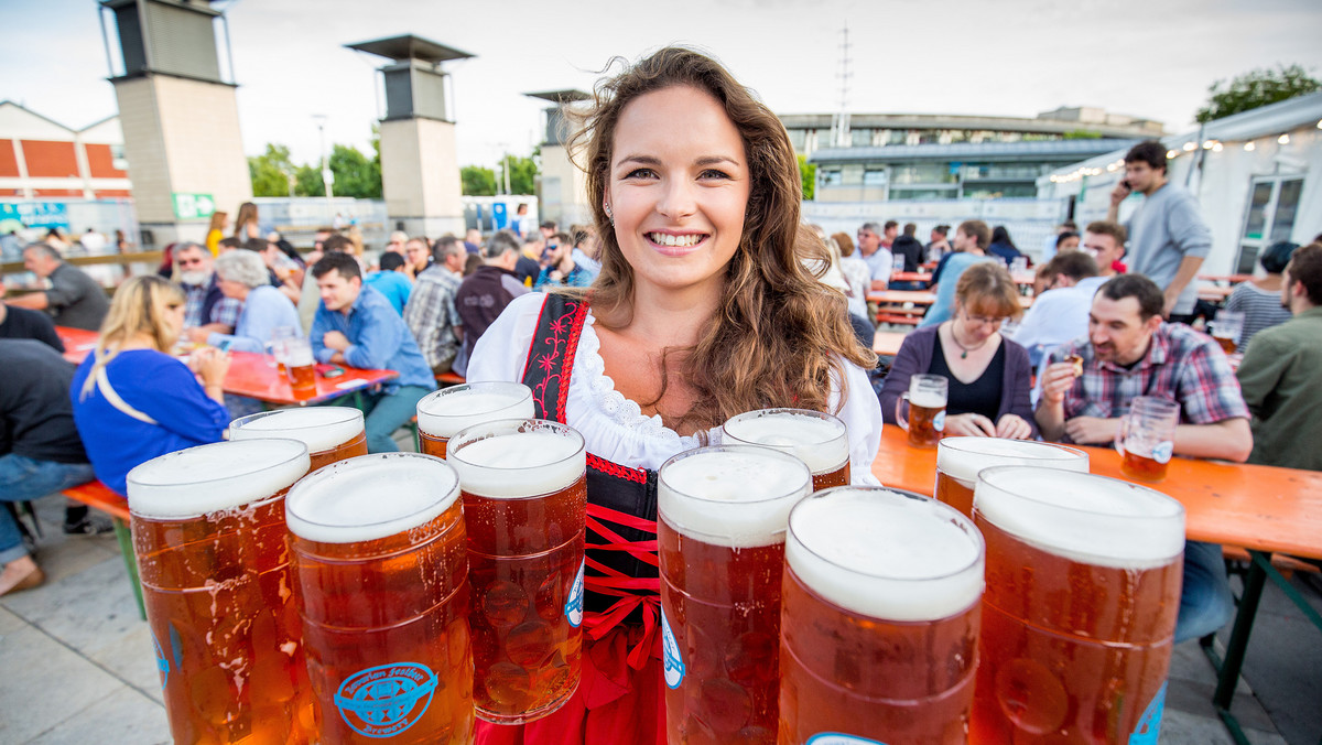 Jesień to tradycyjnie czas na największy na świecie festiwal piwa. Wbrew swojej nazwie, Oktoberfest (święto październikowe) rozpoczyna się już w połowie września (w tym roku 16.), zawsze kończy się jednak w pierwszy weekend października. Monachijski Oktoberfest to największy folkowy festiwal na świecie, który gromadzi corocznie ponad 6 milionów ludzi, którzy wypijają łącznie niemal 7 milionów litrów piwa! ShopAlike przygotowało "Insajderski przewodnik po Oktoberfest", w którym przedstawiono garść porad i wskazówek, dzięki którym nie przeoczymy tego, co na Oktoberfest najważniejsze i najciekawsze.