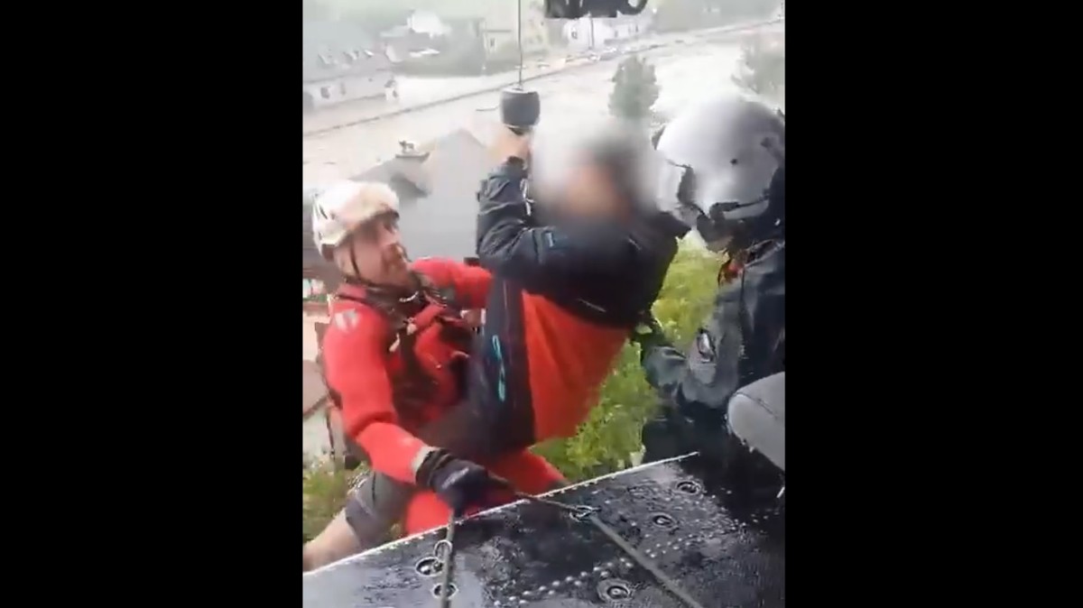 Mindenki menekül! Csehországban már helikopterekkel mentik az árvíz elől az embereket - döbbenetes videó a helyszínről
