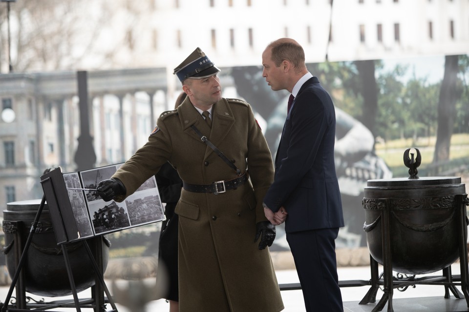 Książę William przed Grobem Nieznanego Żołnierza w Warszawie