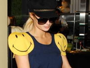 Ismerős felső Paris Hiltonon...