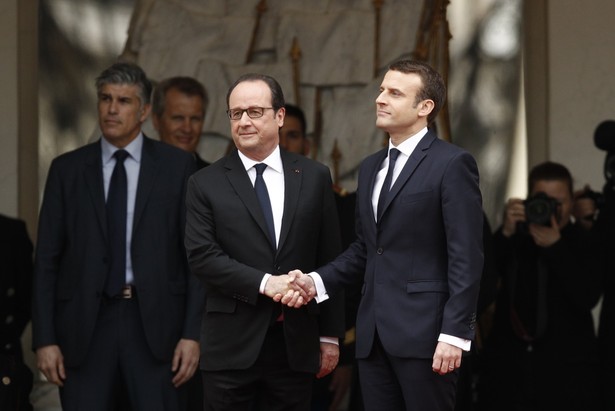 Francois Hollande wita Emmanuela Macrona przed ceremonią przekazania władzy.