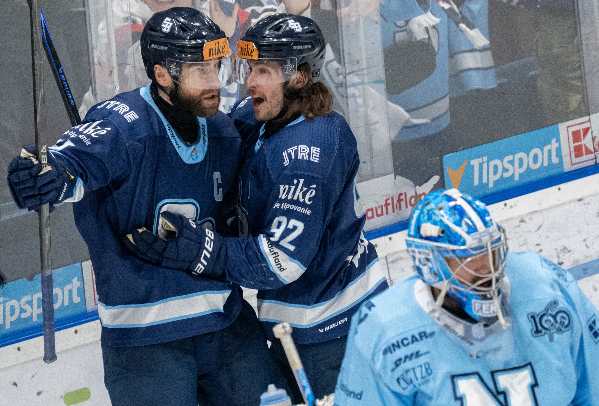 Zľava sa raduje z gólu strelec Tomáš Marcinko, spoluhráč Turner Elson (obaja Slovan) a brankár Dylan Ferguson (Nitra). 