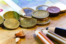 Dorzucimy się do składek najbiedniejszych twórców. Temat ustawy o artystach zawodowych powraca