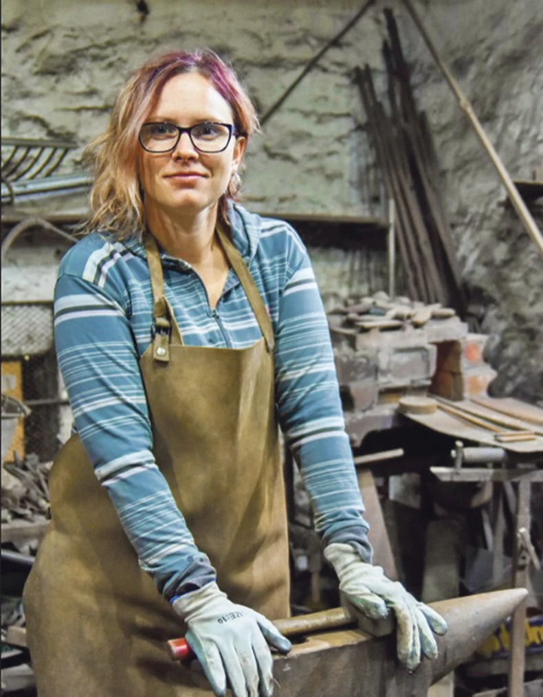 Po završetku srednje saobraćajne škole zaposlila se u jednom butiku, ali je ubrzo uz oca Lajoša Lukačija uplovila u vode kovačkog zanata i nastavila porodičnu tradiciju