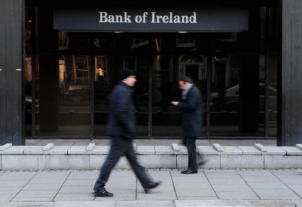 "Irlandzki rząd chce pożyczyć więcej niż nasze wcześniejsze oczekiwania i prognozy, aby ratować upadający system bankowy kraju" - uzasadnił obniżkę ratingu S&P w komunikacie.