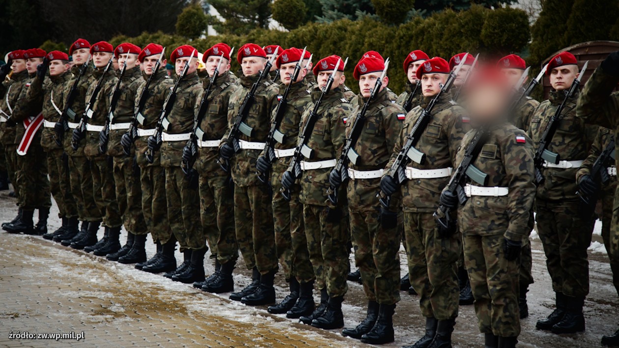 Kapral Anna na defiladzie (pierwsza z prawej). Żandarmeria miała być spełnieniem jej marzeń. Zamiast tego padła ofiarą mobbingu i zastraszania. Żołnierz z poddziału, w którym służyła kapral Anna, tak podsumował jej sprawę: - Szkoda. Wykończyli świetnego żołnierza.