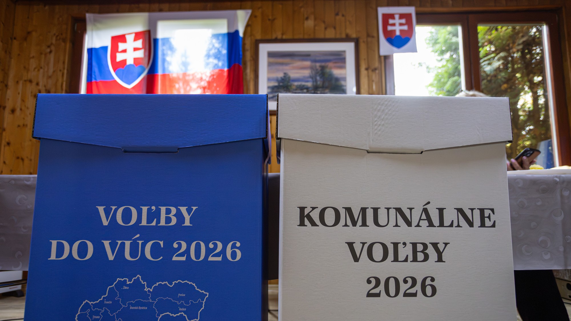 Volebné schránky pre voľby do VÚC a pre komunálne voľby v sobotu 24. októbra 2026. 