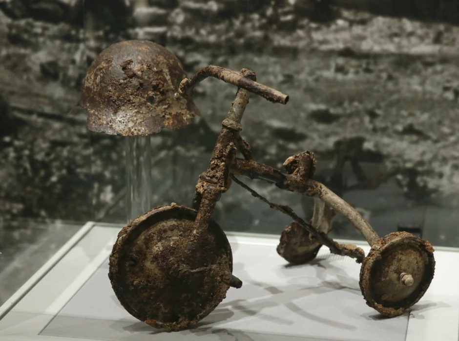 Šlem i tricikl trogodišnjeg Šiničija Tecuje koji je poginuo u eksploziji atomske bombe u Hirošimi u muzeju u Parku mira