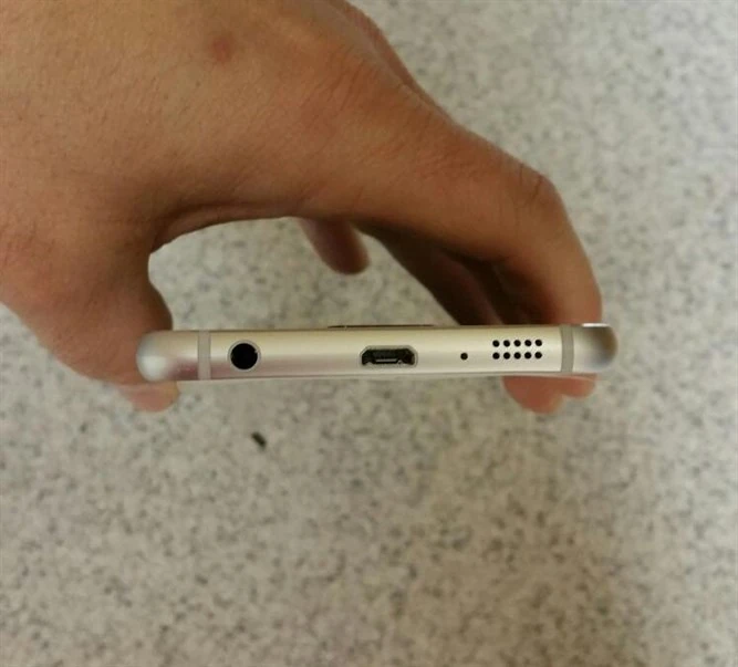 iPhone 6... wróć, Galaxy S6 od spodu