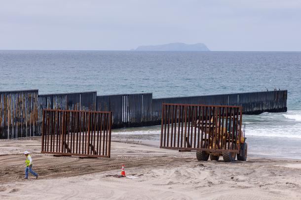 Fragmenty muru na granicy USA z Meksykiem