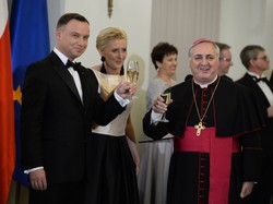 "Gdyby się schyliła, toby mogła podłogę pozamiatać". Takiej stylizacji Agata Duda jeszcze nie miała. FOTO