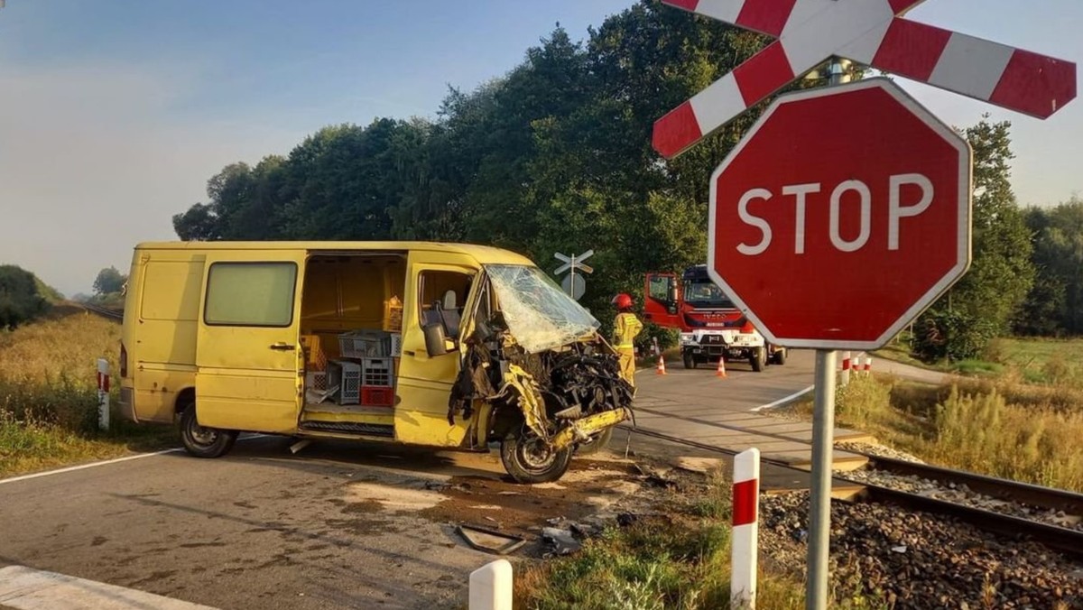 "Na pewniaka" wjechał na przejazd kolejowy. Mocno się zdziwił