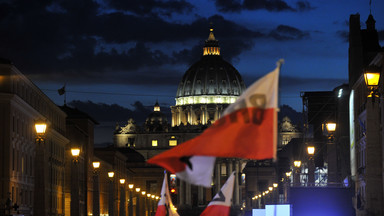 Plac św. Piotra otwarty. Tłumy wiernych czekały całą noc