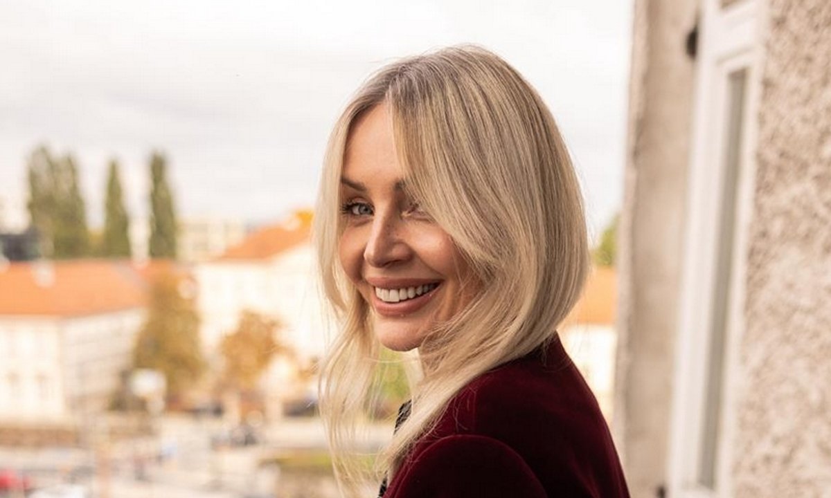 Agnieszka Woźniak-Starak w stylowej spódnicy. Wiosną liczy się tylko ta długość