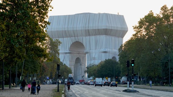 Łuk triumfalny w Paryżu owinięty folią. "To nie remont, to instalacja artystyczna"