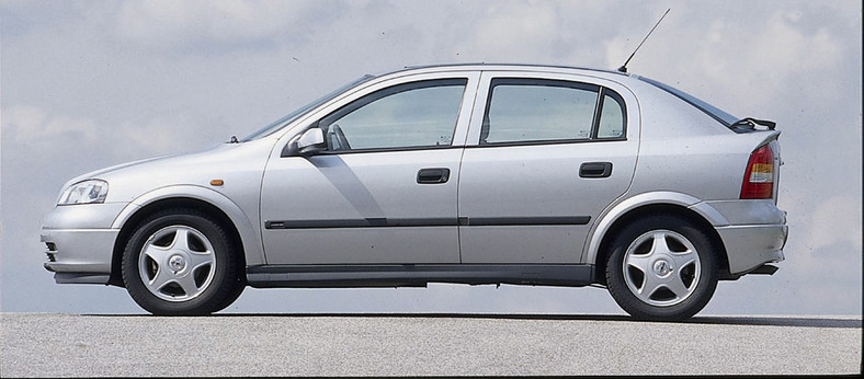 Opel Astra II 4 750 zł - Polecamy wersję 1.4 16V/2000 r.