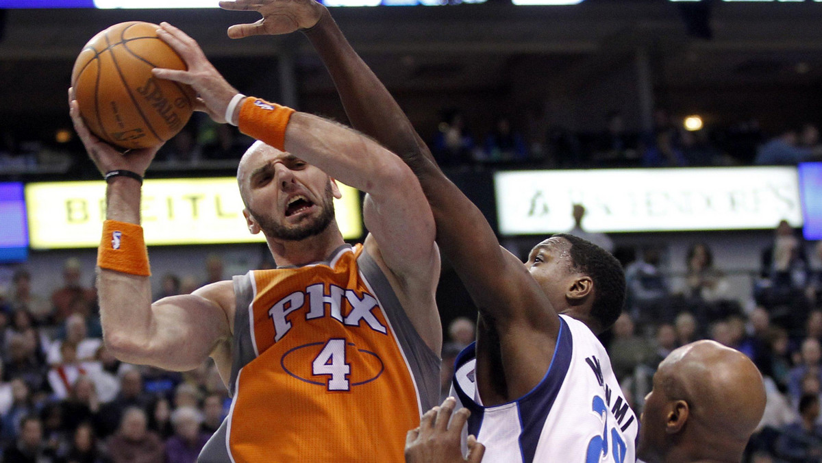W ostatnim meczu sezonu 2011-12, Phoenix Suns przegrali we własnej hali z najlepszymi w konferencji zachodniej San Antonio Spurs 106:110. Marcin Gortat spędził na parkiecie tylko 23 minuty, a jego dorobek to 9 punktów, 10 zbiórek, 3 bloki i 2 przechwyty. Być może ostatni raz w barwach gospodarzy wystąpił Steve Nash, którego kontrakt właśnie się kończy.