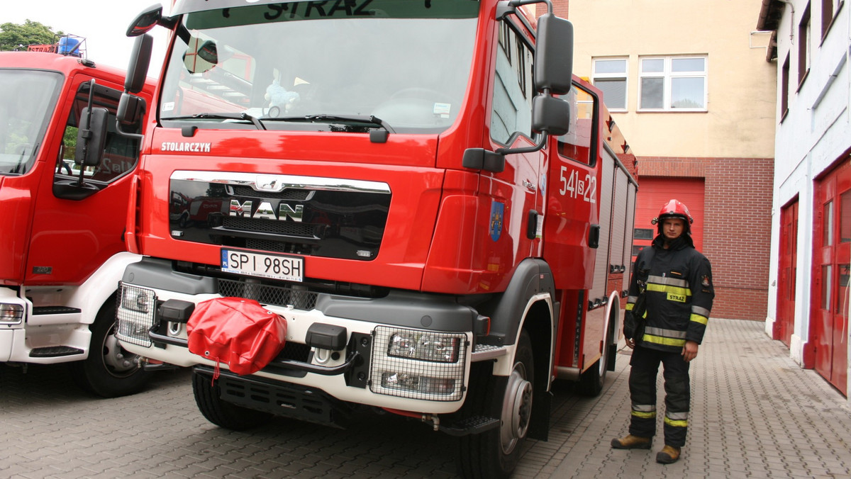 Obchody strażackiego święta w Piekarach Śląskich stały się okazją do zaprezentowania aż trzech nowych wozów strażackich. Wśród nich znalazł się jeden z najnowocześniejszych w województwie samochód średni gaśniczy marki MAN.