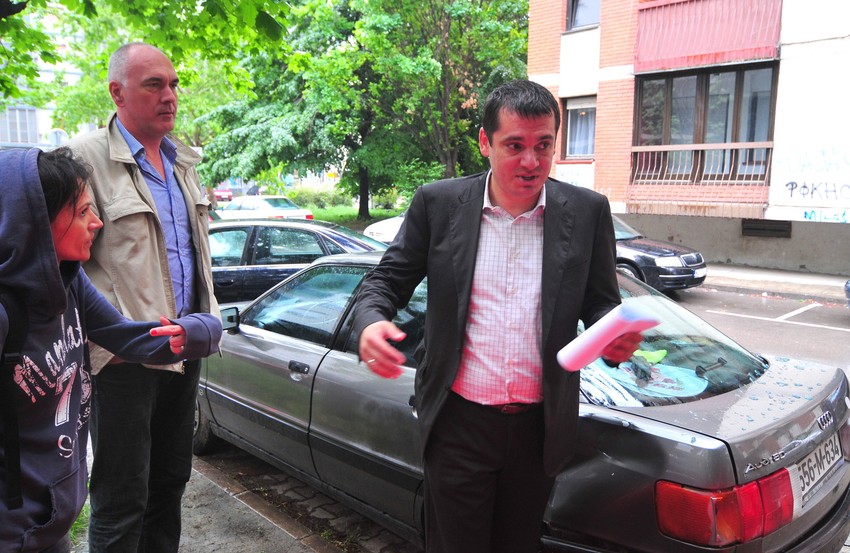 Dušan Elezović (desno) objašnjava šta se dogodilo