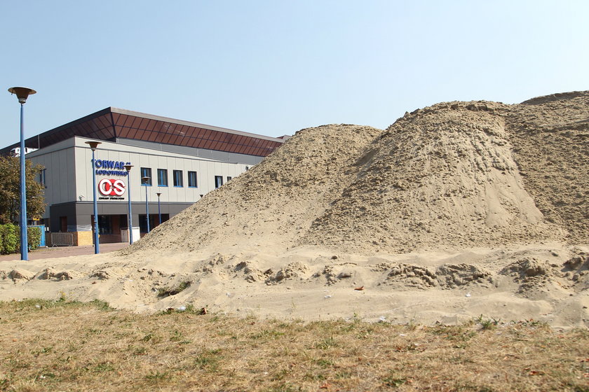 Centralny Ośrodek Sporty wystawił na sprzedaż piasek z boisk plażowych przy Torwarze. Musi udostępnić miejsce na parkingach.