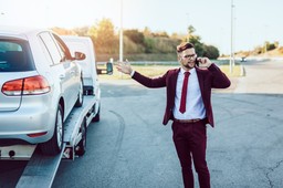 Wypadek samochodowy za granicą? Podstawowa polisa może nie wystarczyć