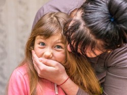 Zniechęcać, karać, czy tłumaczyć - co robić, gdy dziecko przeklina?