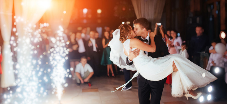 Jak oszczędzić na weselu? W tym roku królować będzie idea "half wedding"
