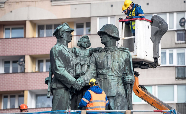 Stanął w "Małej Moskwie", teraz znika po 67 latach. Rozbiórka Pomnika Wdzięczności dla Armii Radzieckiej