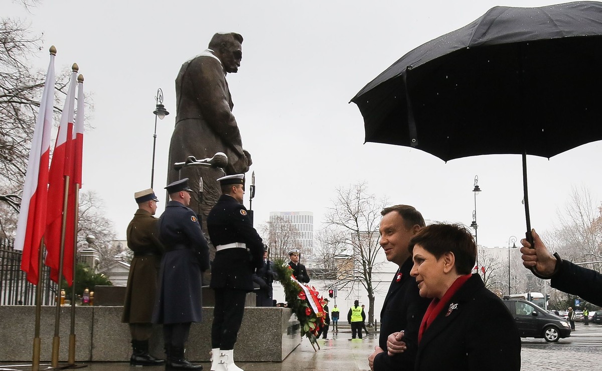 Prezydent Andrzej Duda i premier Beata Szydło pod pomnikiem Józefa Piłsudskiego