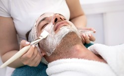 Przychodzi facet do kosmetologa… Trendy pielęgnacyjne wśród panów