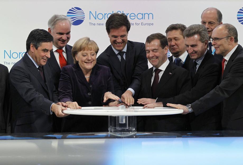 Lubmin, Niemcy, 8 listopada 2011. Prezydent Rosji Dmitrij Miedwiediew, kanclerz Niemiec Angela Merkel, premier Holandii Mark Rutte i premier Francji Francois Fillon podczas oficjalnej ceremonii uruchomienia gazociągu Nord Stream, który transportuje gaz z Rosji do odbiorców europejskich.