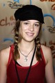 Dakota Johnson necc felsője, csillagos nyaklánca és  fekete sapkája tökéletesen tükrözi a 2000-es évek tinidivatját. Már akkor is gyönyörű volt! (2003)