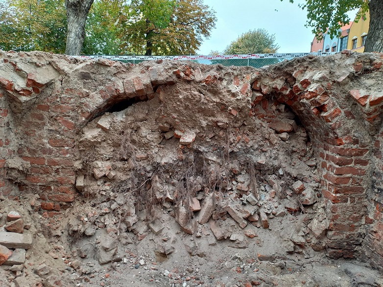 Fragment łukowatego sklepienia piwnicy ratusza w Braniewie (fot. J. Jagodziński/Muzeum Archeologiczno-Historyczne w Elblągu, prawa zastrzeżone)