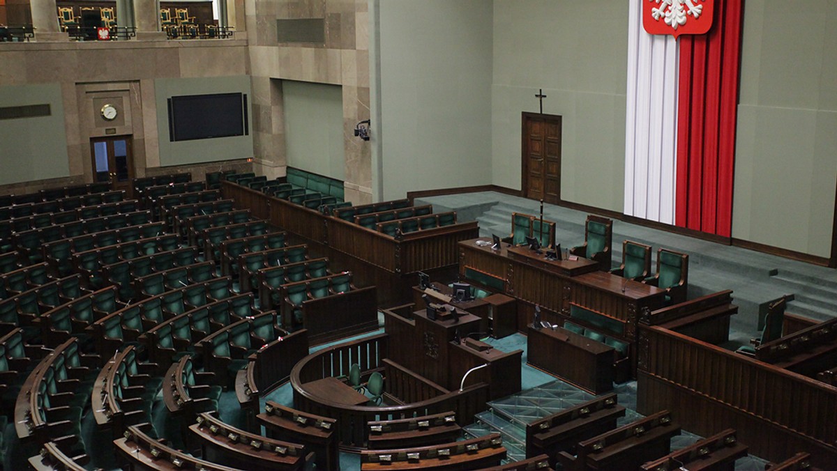 Według rządu powinna powstać jedna ustawa regulująca kompleksowo zagadnienia dotyczące ochrony ludności, w tym obrony cywilnej - wynika z przyjętej przez Radę Ministrów oceny stanu przygotowania obrony cywilnej w Polsce w 2013 r.