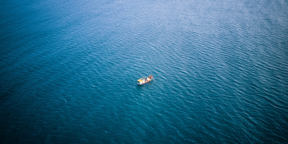 Łódka na oceanie - zdjęcie ilustracyjne