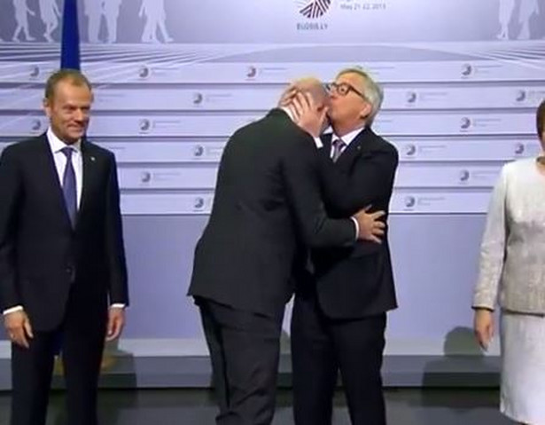 Zabawowy Juncker i zażenowany Tusk. Nietypowe powitanie na unijnym szczycie