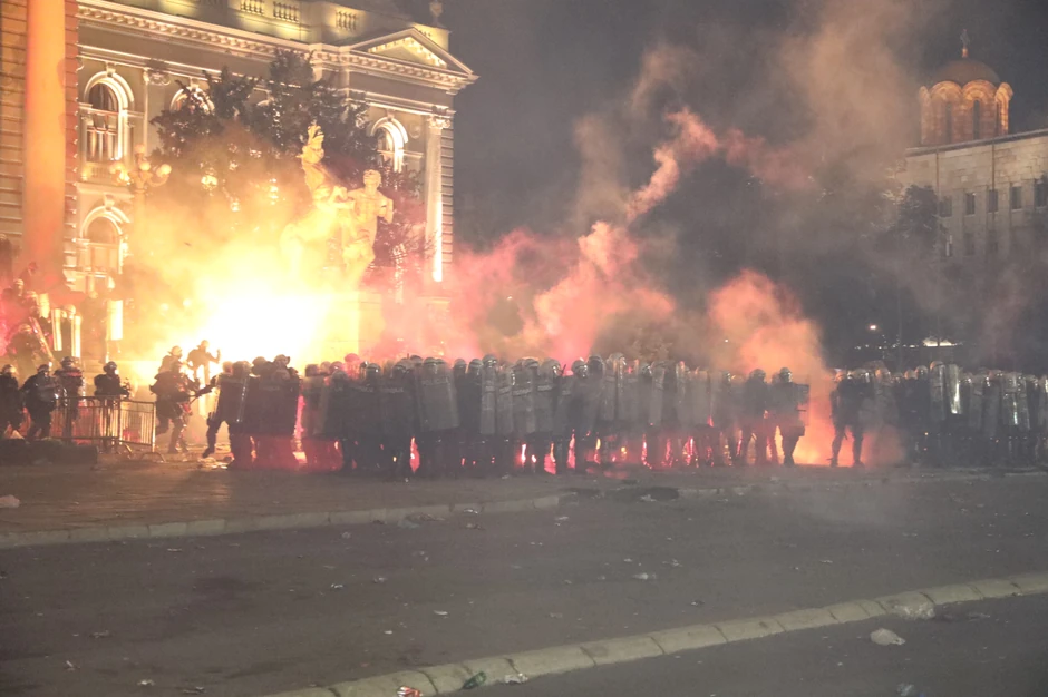 Haos ispred Skupštine Srbije