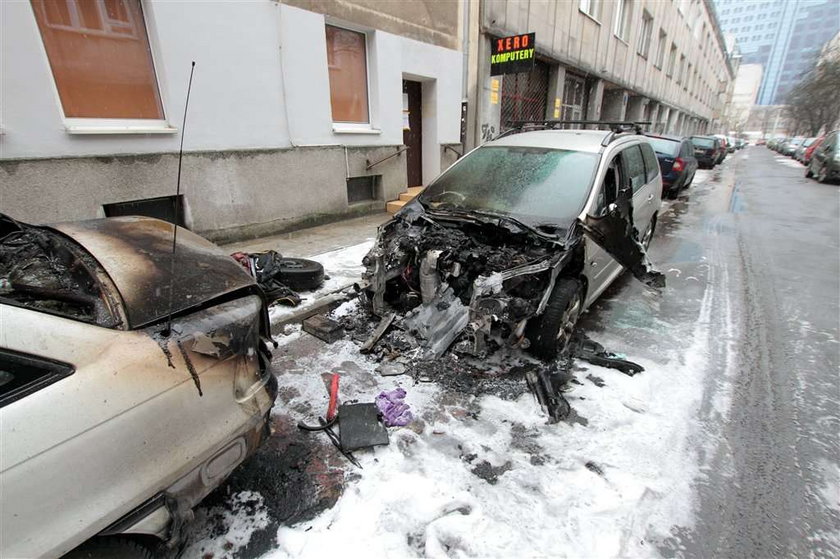 Podpalacz grasuje w centrum Warszawy. 10 aut zniszczonych w noc