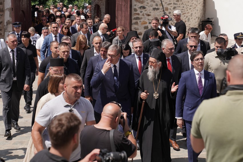 Vučić i Pendarovski prisustvovali liturgiji u manastiru Prohor Pčinjski