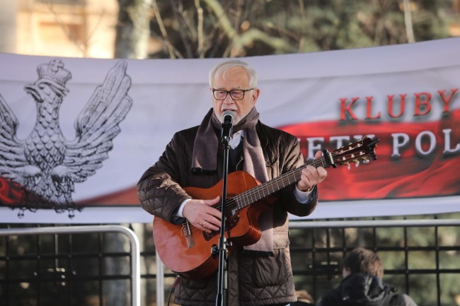 Podczas demonstracji wystąpił m.in. satyryk i autor piosenek Jan Pietrzak. Przed wykonaniem solidarnościowych pieśni podkreślił, że sądy w Polsce powinny działać dla Polaków, a nie wyłącznie dla prawników. Zaznaczył, że oprócz pamięci o sześciu Ojcach Niepodległości Polski, należy również pamiętać o osobach, które walczyły o wolną Polskę w latach 80.