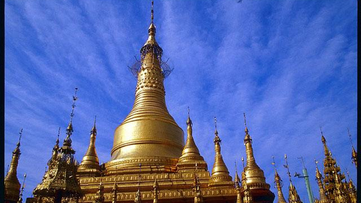 "Na horyzoncie widnieje czarowne zjawisko: połyskliwy kształt jaśniejący w słońcu. Nie jest to kopuła muzułmańska ani wieża świątyni hinduskiej. Jest to starożytny Shwe Dagon - mówi mój towarzysz. Oto złota kopuła, oto Birma - kraj, którego nie można porównać z żadnym innym"

Rudyard Kipling - Listy ze wschodu