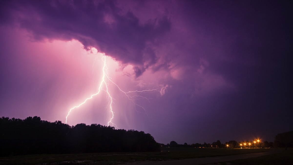 Nawałnice szaleją nad Polską. Dzisiaj front, który spowodował straty na zachodzie Polski, może przesunąć się na wschód. Instytut Meteorologii i Gospodarki Wodnej wydał ostrzeżenie pierwszego stopnia przed burzami z gradem dla województw podlaskiego i warmińsko-mazurskiego. Wiatr może osiągnąć prędkość nawet do 90 km/h.