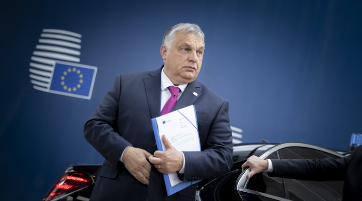 A Miniszterelnöki Sajtóiroda által közreadott képen Orbán Viktor miniszterelnök érkezik az Európai Tanács kétnapos rendkívüli ülésére Brüsszelben 2022. május 30-án. Az állam- és kormányfők többek között az elhúzódó ukrajnai háborúról, az azzal járó súlyos gazdasági válságról, illetve az energiaellátás biztonságáról tárgyalnak / Fotó: MTI/Miniszterelnöki Sajtóiroda/Fischer Zoltán