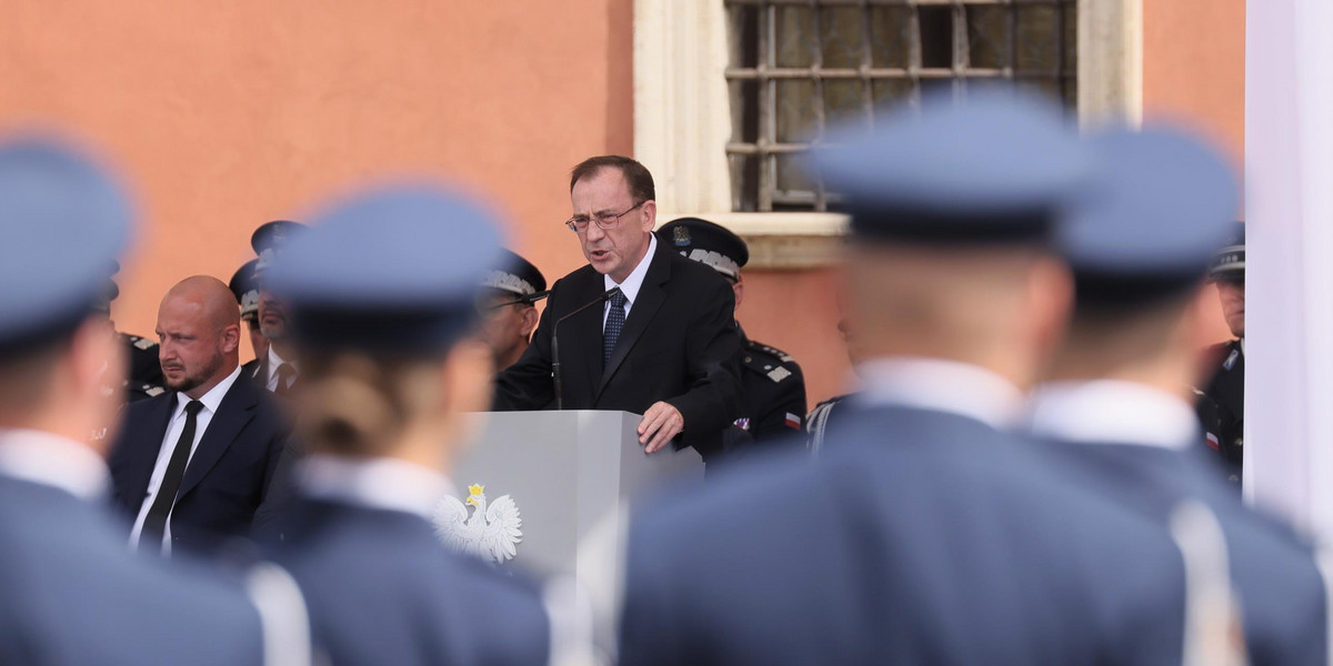 Minister Mariusz Kamiński  tuż przed swoim odejściem hojnie nagrodził 15 tysięcy mundurowych. 