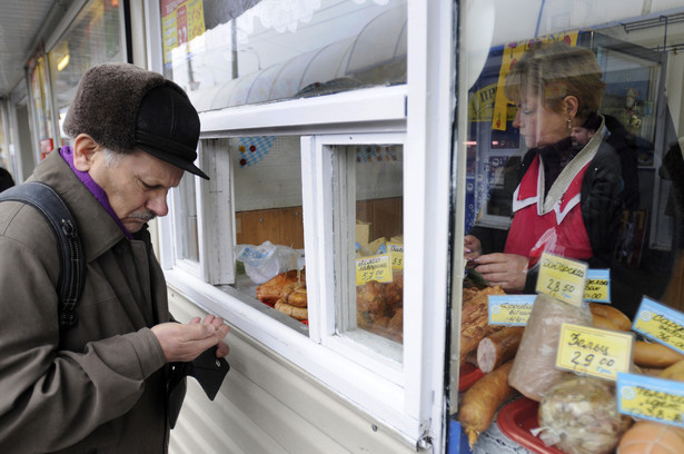 Przynajmniej w ulicznych kioskach można płacić w taniejących hrywnach. Fot. Bloomberg