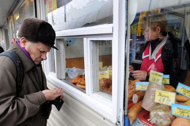 Przynajmniej w ulicznych kioskach można płacić w taniejących hrywnach. Fot. Bloomberg